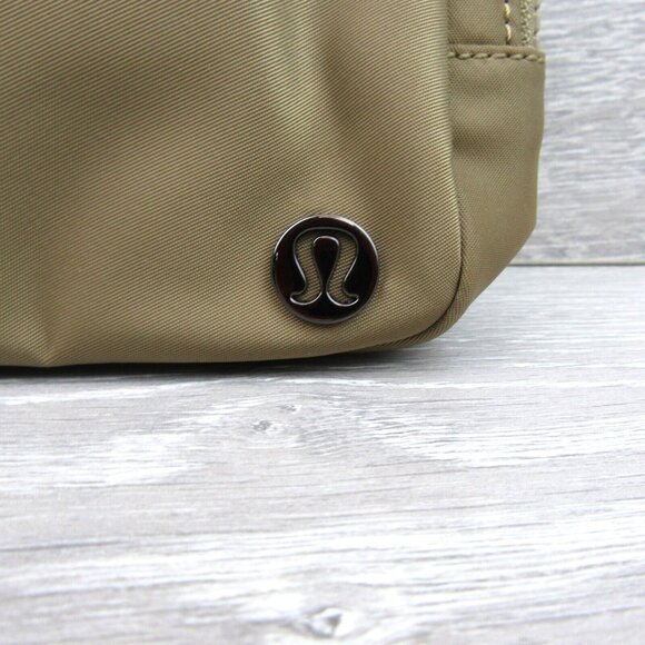 Lululemon Everywhere Belt Bag Large Artifact (2L) Travel Vacation NEW - Picture 3 of 15